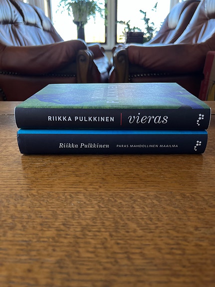 Riikka Pulkkinen kirjat Vieras ja Paras  mahdollinen maailma