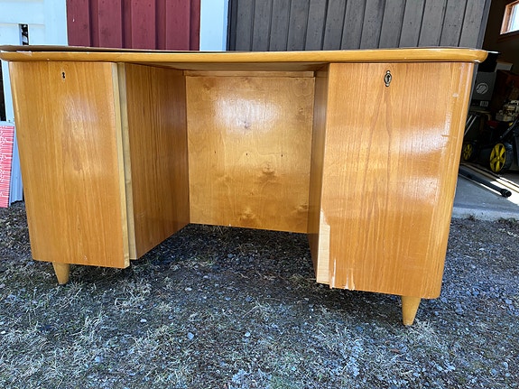 Vanha kirjoituspöytä