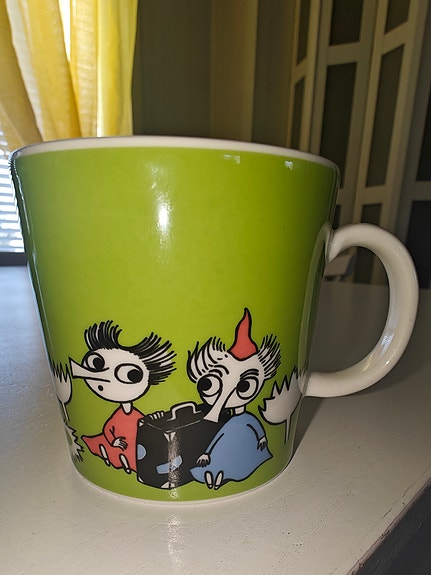 Hyväkuntoinen muumimuki vihreä Tiuhti & Viuhti