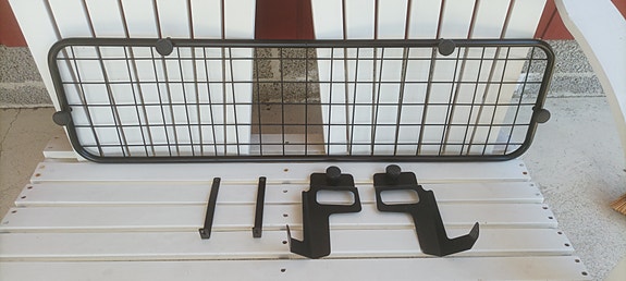 Metallinen koiraverkko autoon, merkkikohtainen, ollut kiinni Nissan Note 2013