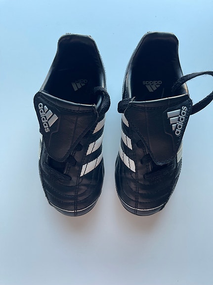 Adidas Jalkapallokengät / koko 28