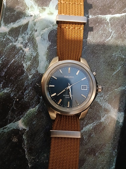 Seiko Kinetic NATO rannekkeella