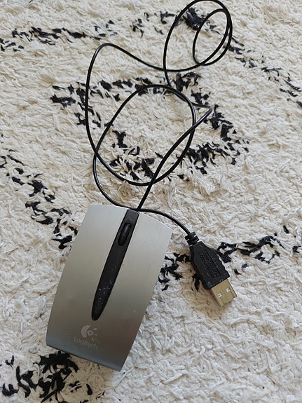 Pieni Logitech hiiri usb-johdolla