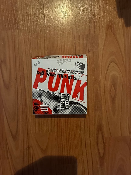 Punk-boxi "God save this box", 10 cd-levyä