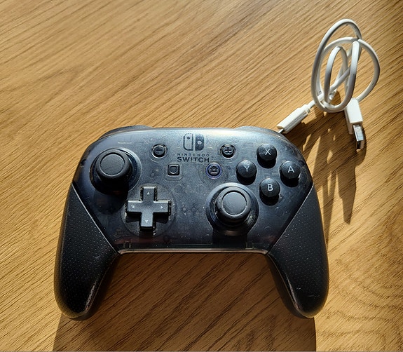 Nintendo Switch Pro Controller ja latausjohto