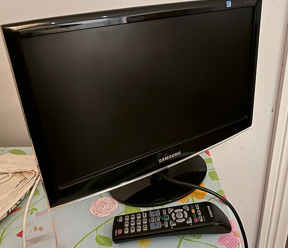 Samsung kaukosäädin ja tv