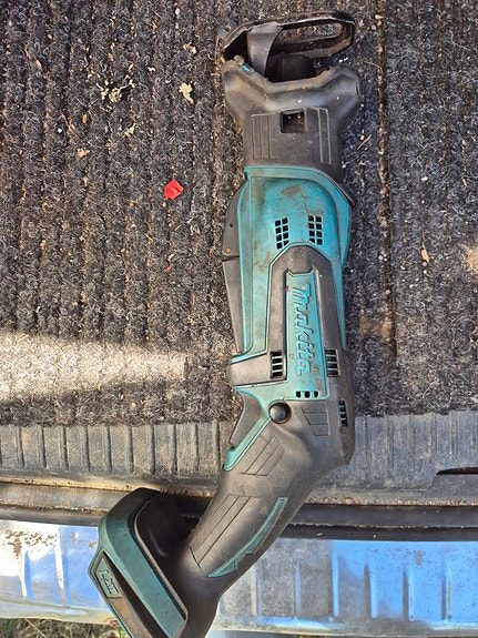 Makita puukkosaha DJR183