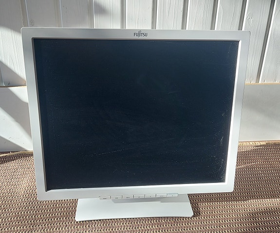 Fujitsu näyttö