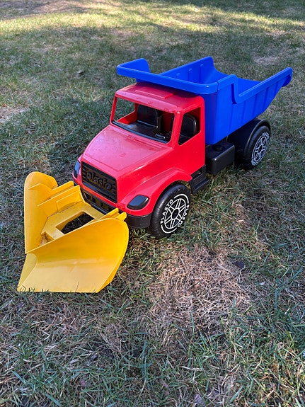 Plasto iso kuorma-auto ja lumiaura