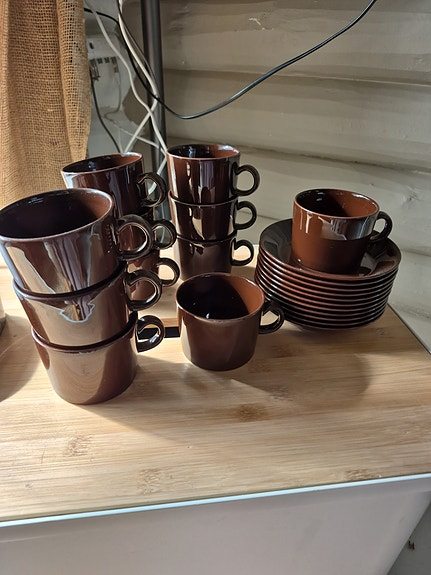 Iittala Teema ruskeat kahvikupit ja lautaset
