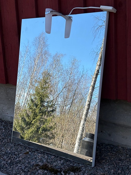 Kylpyhuoneen peili valolla