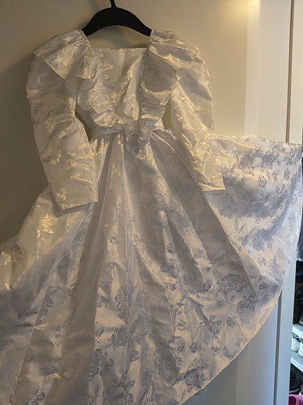 valkoinen pitkähihainen morsiustytön mekko n. 110cm