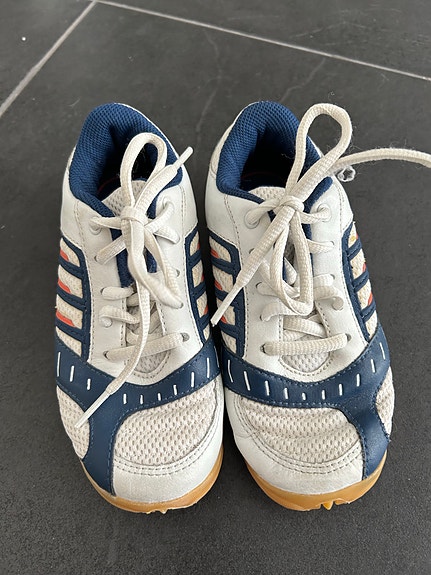Adidas lasten sisäpelikengät koko 30