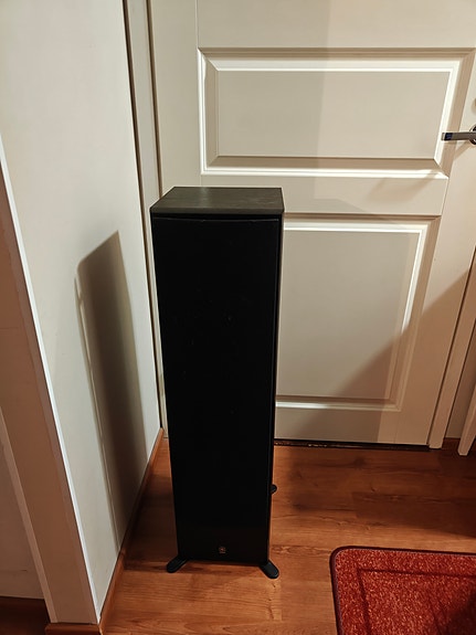 Yamaha lattiakajarit ja Sonyn subwoofer