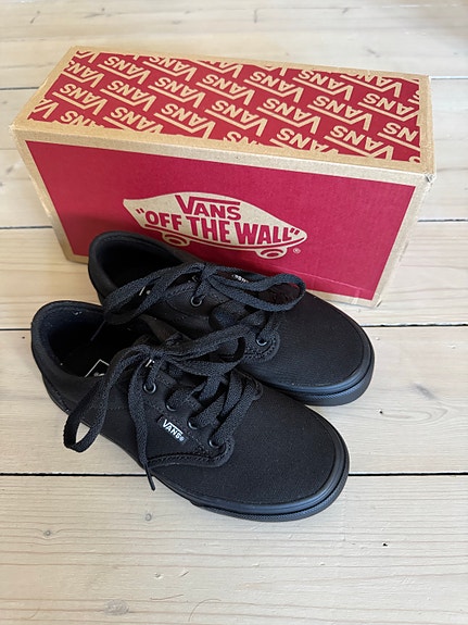 Uudet Vans Atwood lasten tennarit koko 32 musta unisex