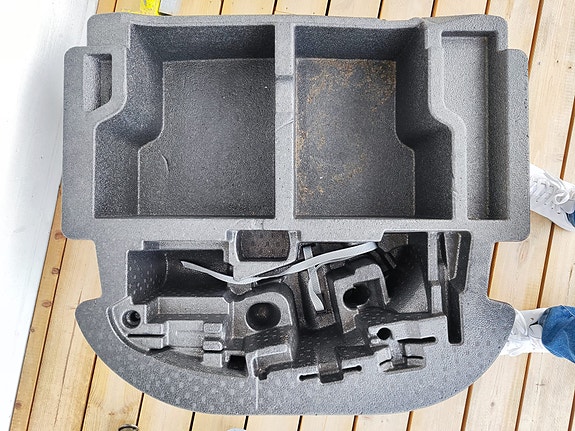 Skoda octavia III Combin tavaratilan maton alle tarvikekotelo.