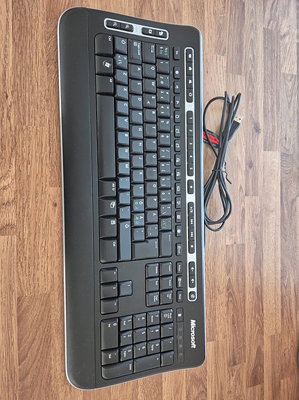 Microsoft USB-näppäimistö musta kuin uusi