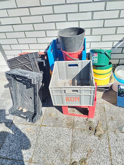 Muovilaatikoita ja ämpäreitä pihalle tai varastoon