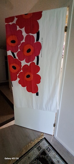 Myydään Marimekon Unikko- suihkuverho.