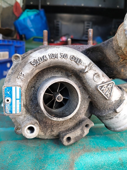 Mercedes-Benz turboahdin OM601 2.3 dieselille