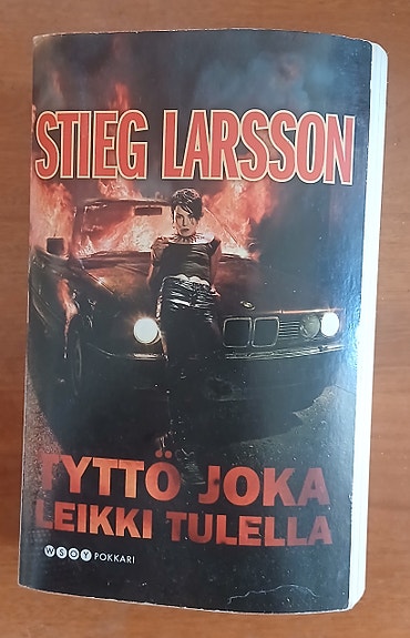Stieg Larsson TYTTÖ JOKA LEIKKI TULELLA WSOY pokkari 20p 2009