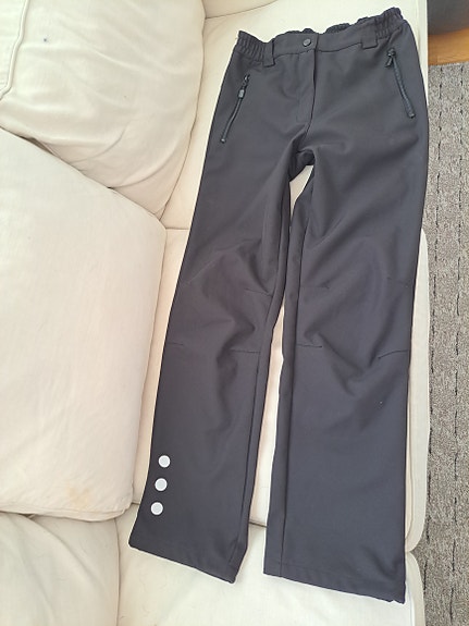 Uuttavastaavat Goretex tapaiset mustat housut, koko 164