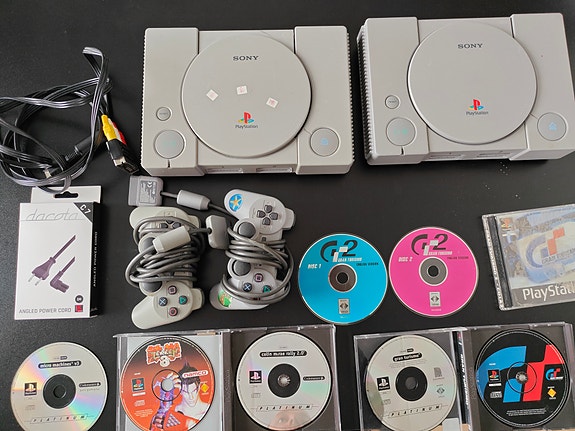 Kaksi toimivaa vuoden 1997 playstation konsolia