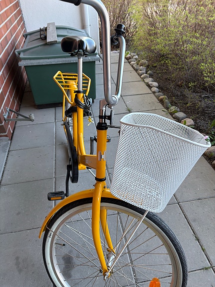 Aurinkoisen keltainen jättipotti – 24" Jopo valkoisella korilla! ☀️🚲