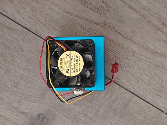 Everflow-merkkinen 12V DC tuuletin R126020DL.