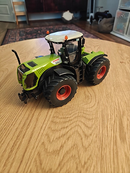 Siku Traktori Claas Xerion 3271 1:32