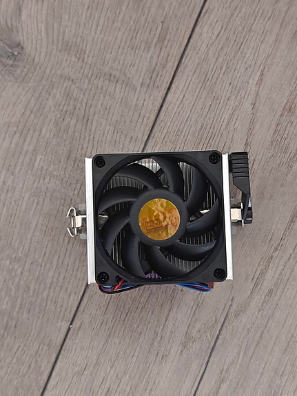 AMD Athlon 64 2800+ (Socket 754) -prosessorin tuuletin.