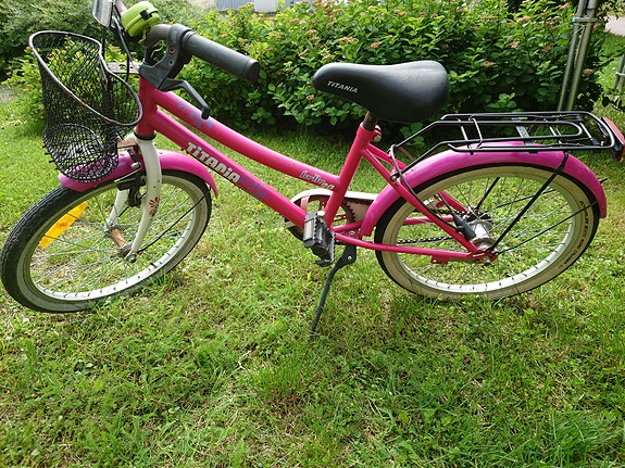 Lasten pinkki polkupyörä
