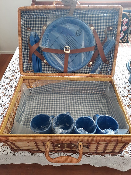Piknik laukku ja astiat.
