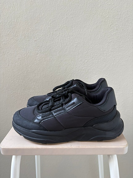 Zara  The Limited Edition running Shoes 35