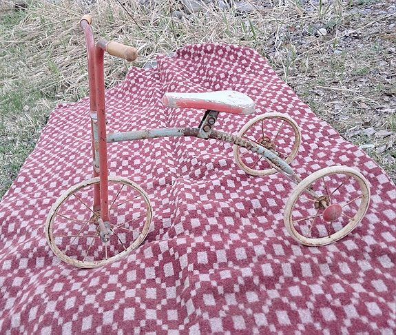 Vanha lasten kolmipyörä