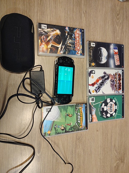 Toimiva PSP + laturi + 5 peliä