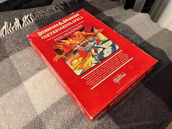 Dungeons and Dragons fantasiaroolipeli (punalaatikko)
