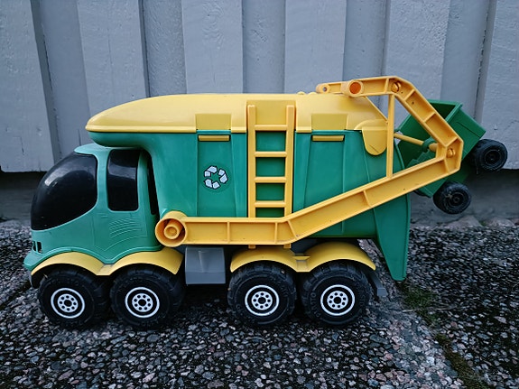 Roska-auto hiekkaleikkeihin