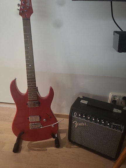 Ibanez sähkökitara ja fenderin vahvistin