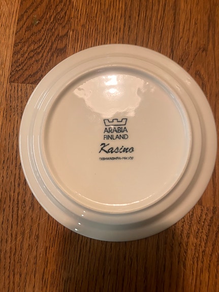 Arabia Kasino, lautanen tummalla reunakuviolla
