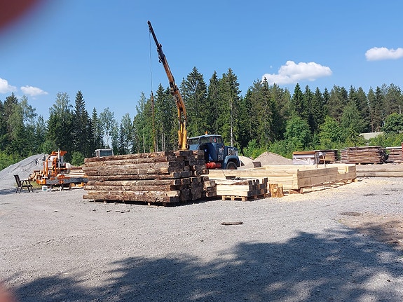 Hirsi veistäjän nosturi-auto.