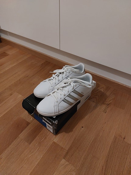 Adidas vapaa-ajan kengät