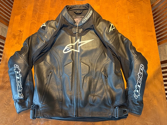 Alpinestars GP Pro 2-osainen nahkapuku – EU 60 / UK 50 – Musta – Huippukunto