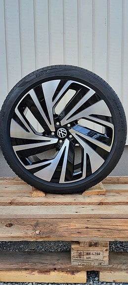 VW alkuperäisillä vanteilla ja Pirelli  kesärenkaat