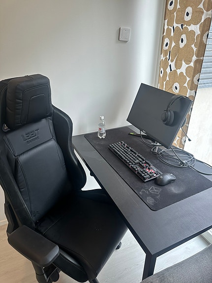 L33T Gaming E-Sport Pro Comfort PU päällysteinen pelituoli ja pöytä