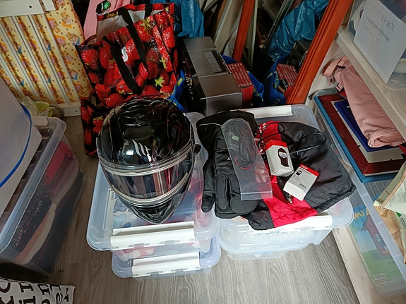 Laadukas kelkka/moottoripyörä kypärä 59-60 + ajohanskat, kypärälakit