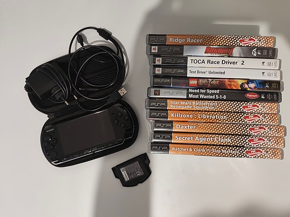 PSP tarvikkeineen ja peleineen