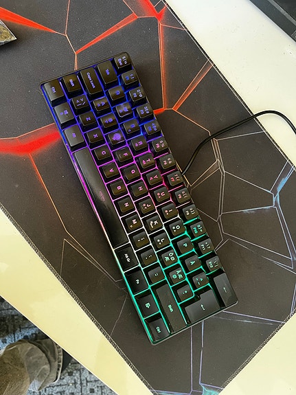 RGB pelinäppäimistö USB-kaapelilla