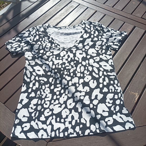 Mustavalkoinen C&A:n slim fit t-paita
