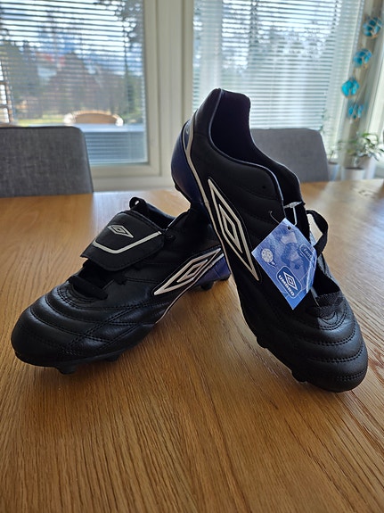 Umbro jalkapallo nappulakengät